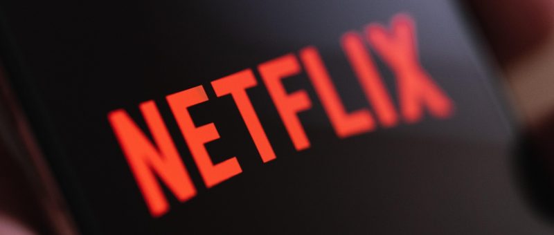 555电影网netflix影片详情页截图，展示封面图、类型标签、主演信息与剧情简介区域，玫红主题配色界面