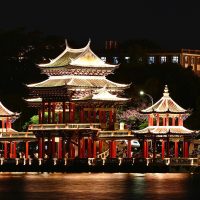 555电影网netflix 剧集标注负责人苏晚在屏幕前逐集核对节目单，桌上摊着打印出来的分集列表