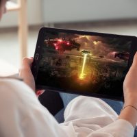 555电影网netflix 用户反馈处理同事在笔记本前整理纠错邮件，屏幕上是分类清晰的反馈清单